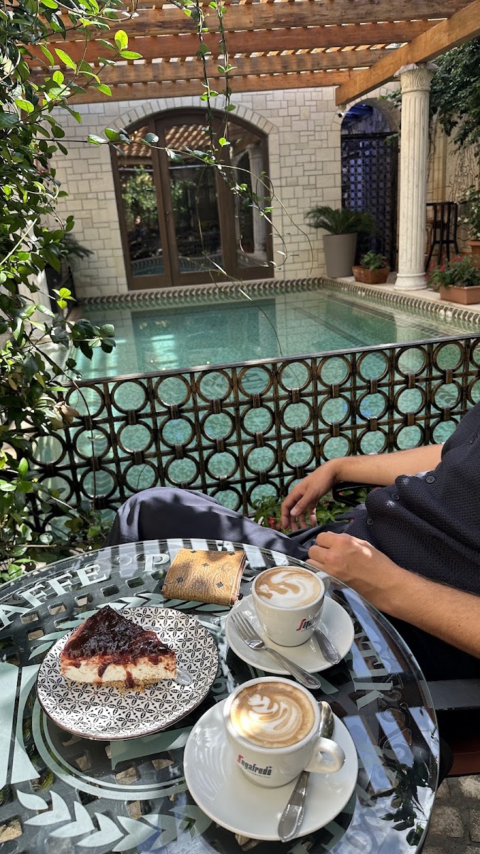 Kafe dhe tortë me pamje nga pishina