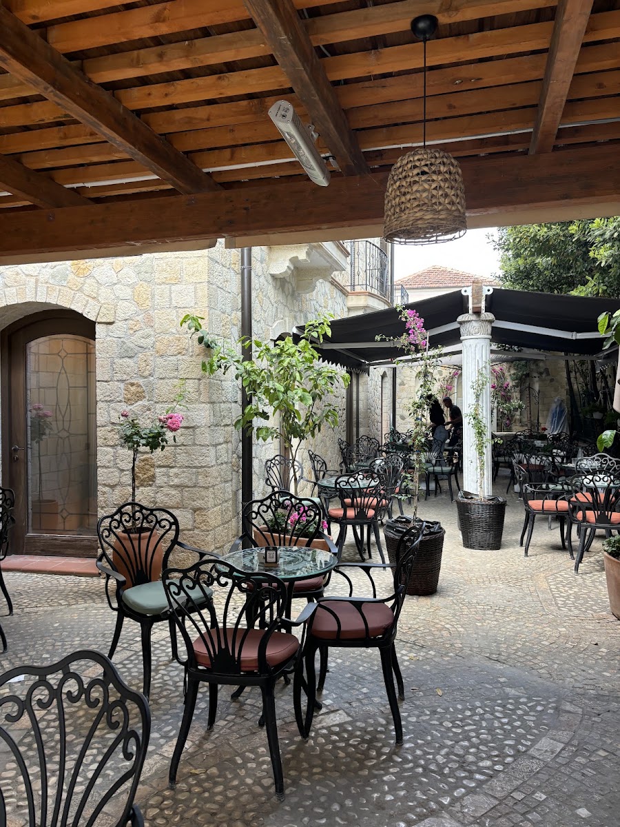 Patio me karrige hekuri dhe jastëkë