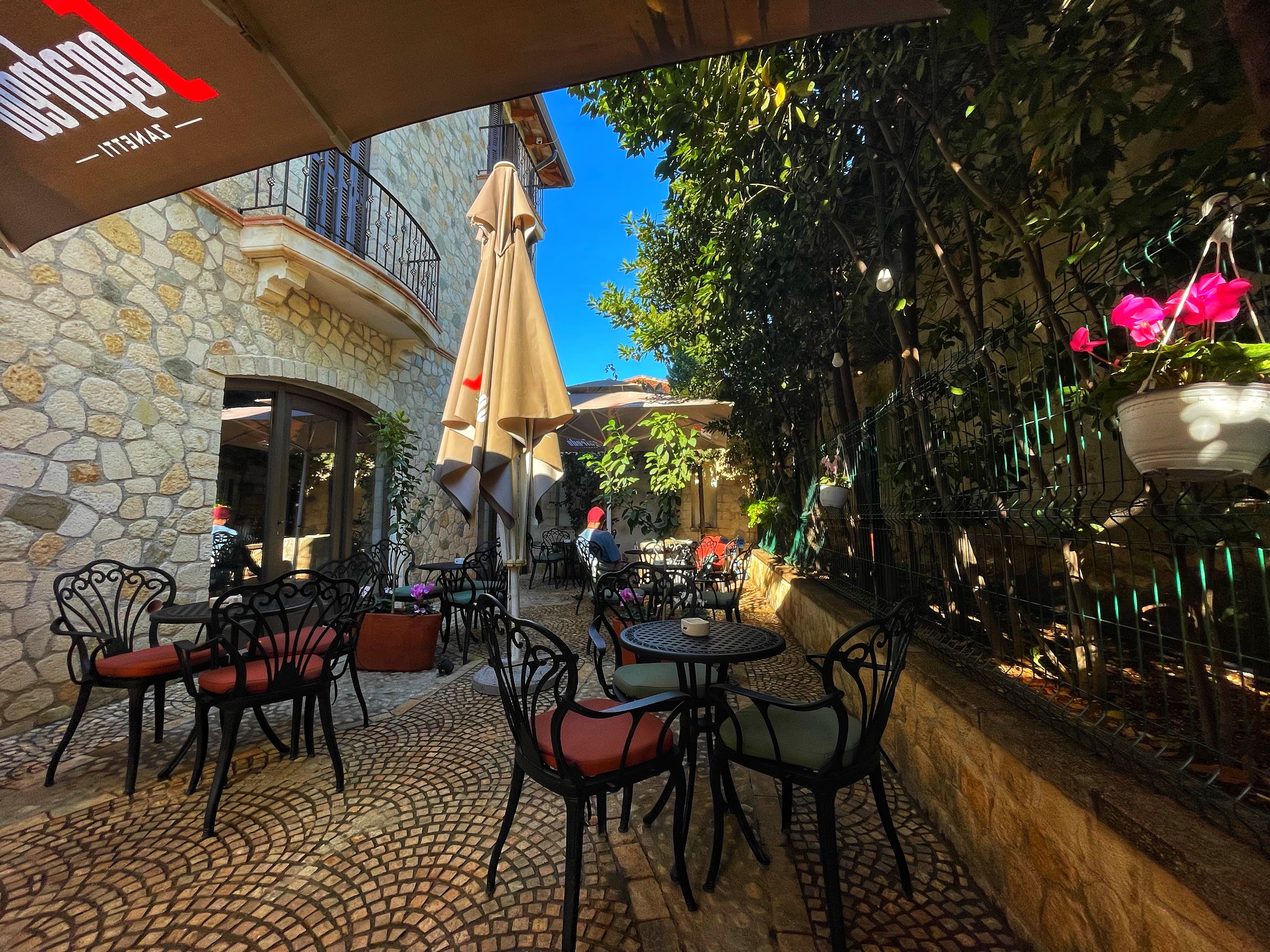 Oborri i Paolo Antik Bar me pishinë dhe bimësi tropikale