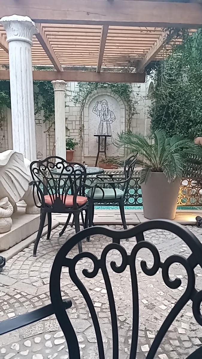 Oborri antik me pishinë dhe karrige hekuri